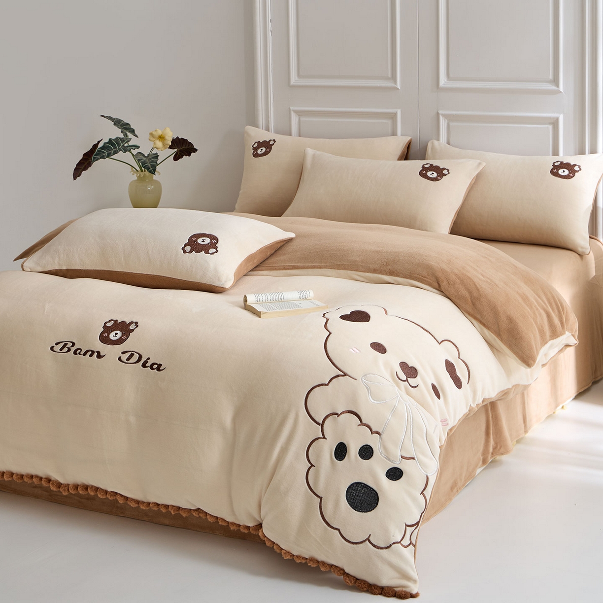 91家纺网 家纺一手货源 找家纺 蓝邻家纺 2025新款牛奶绒大版刺绣四件套-卡通系列 伴熊入梦