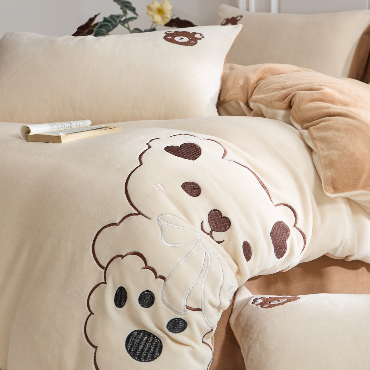 91家纺网 家纺一手货源 找家纺 蓝邻家纺 2025新款牛奶绒大版刺绣四件套-卡通系列 伴熊入梦