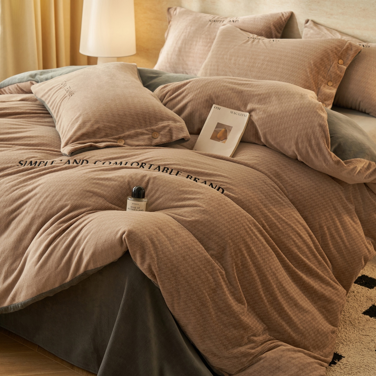 91家纺网 家纺一手货源 找家纺 寐绸家纺 2025秋冬新款230g雪貂绒阳离子提花牛奶绒四件套 雪貂绒-奶茶咖