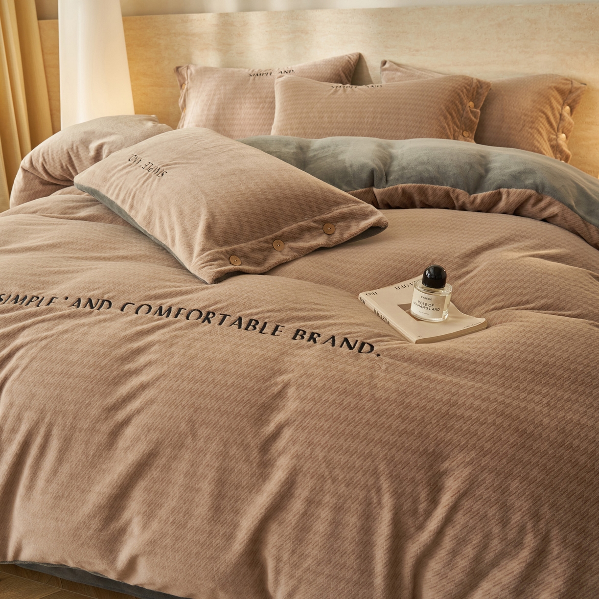 91家纺网 家纺一手货源 找家纺 寐绸家纺 2025秋冬新款230g雪貂绒阳离子提花牛奶绒四件套 雪貂绒-奶茶咖