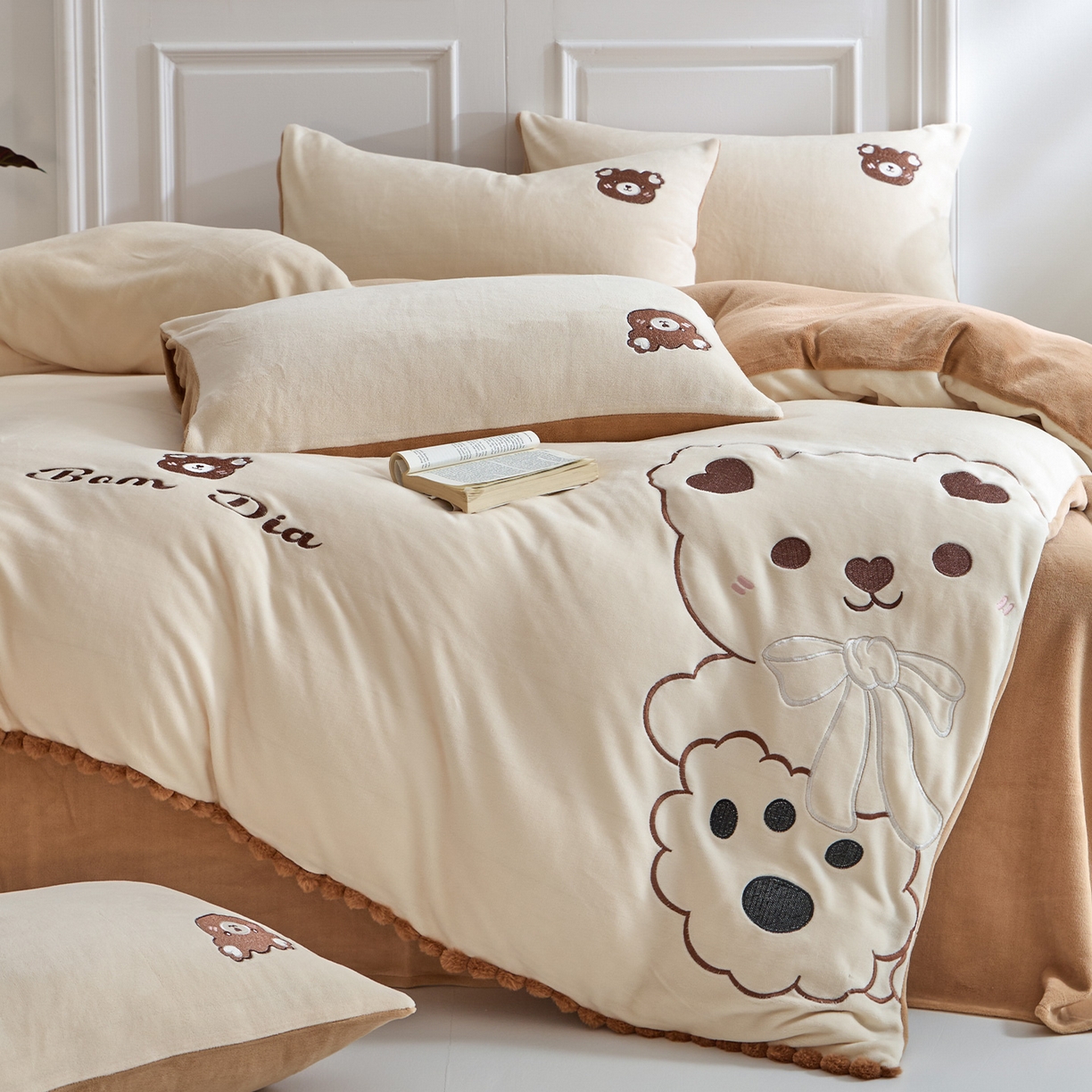 91家纺网 家纺一手货源 找家纺 蓝邻家纺 2025新款牛奶绒大版刺绣四件套-卡通系列 伴熊入梦