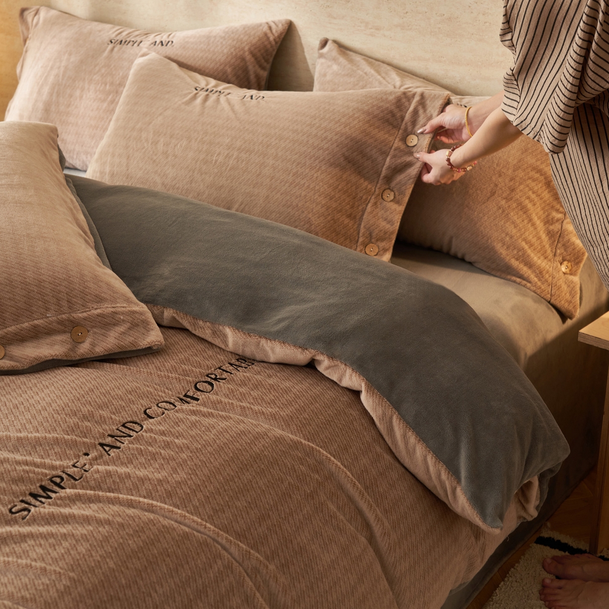 91家纺网 家纺一手货源 找家纺 寐绸家纺 2025秋冬新款230g雪貂绒阳离子提花牛奶绒四件套 雪貂绒-奶茶咖