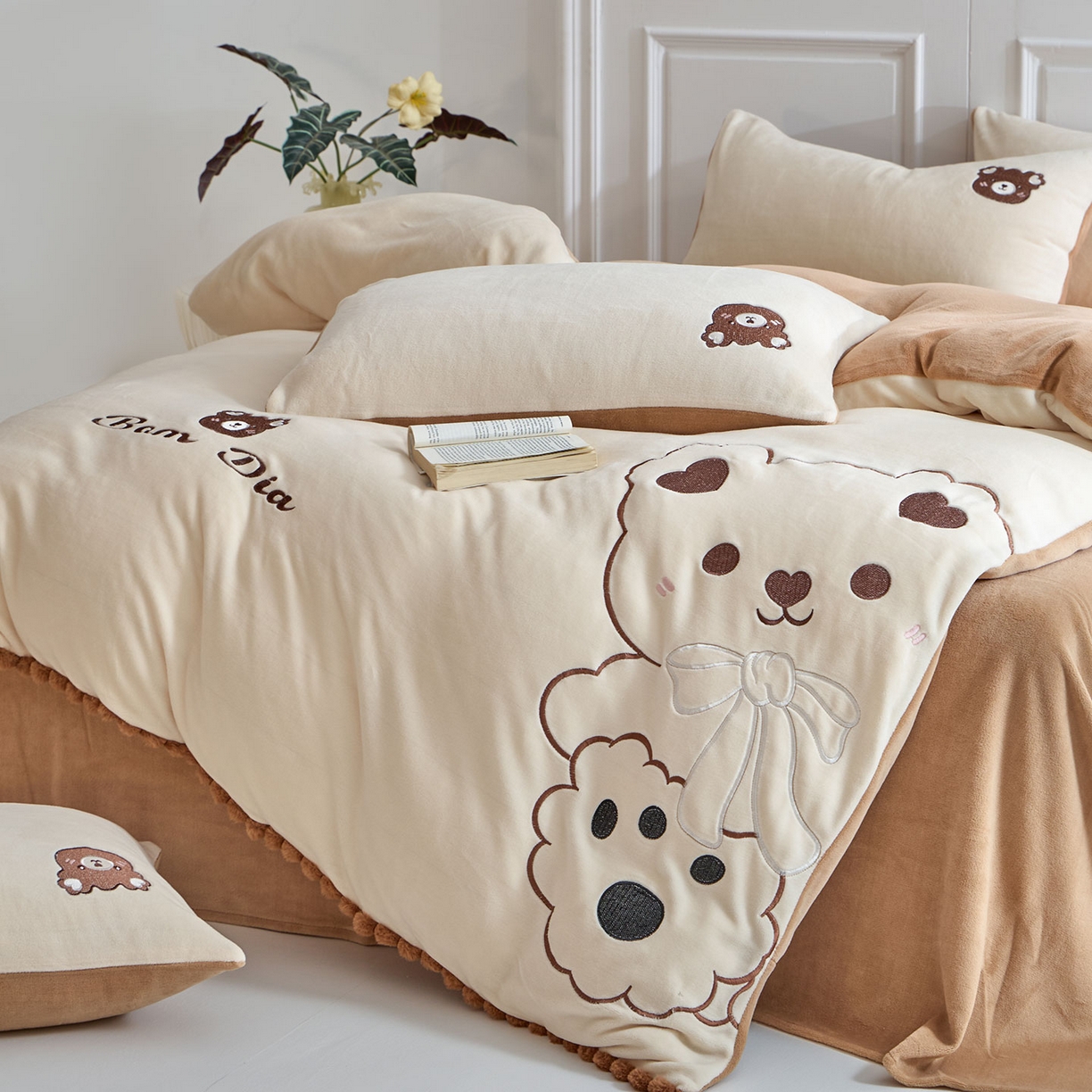 91家纺网 家纺一手货源 找家纺 蓝邻家纺 2025新款牛奶绒大版刺绣四件套-卡通系列 伴熊入梦