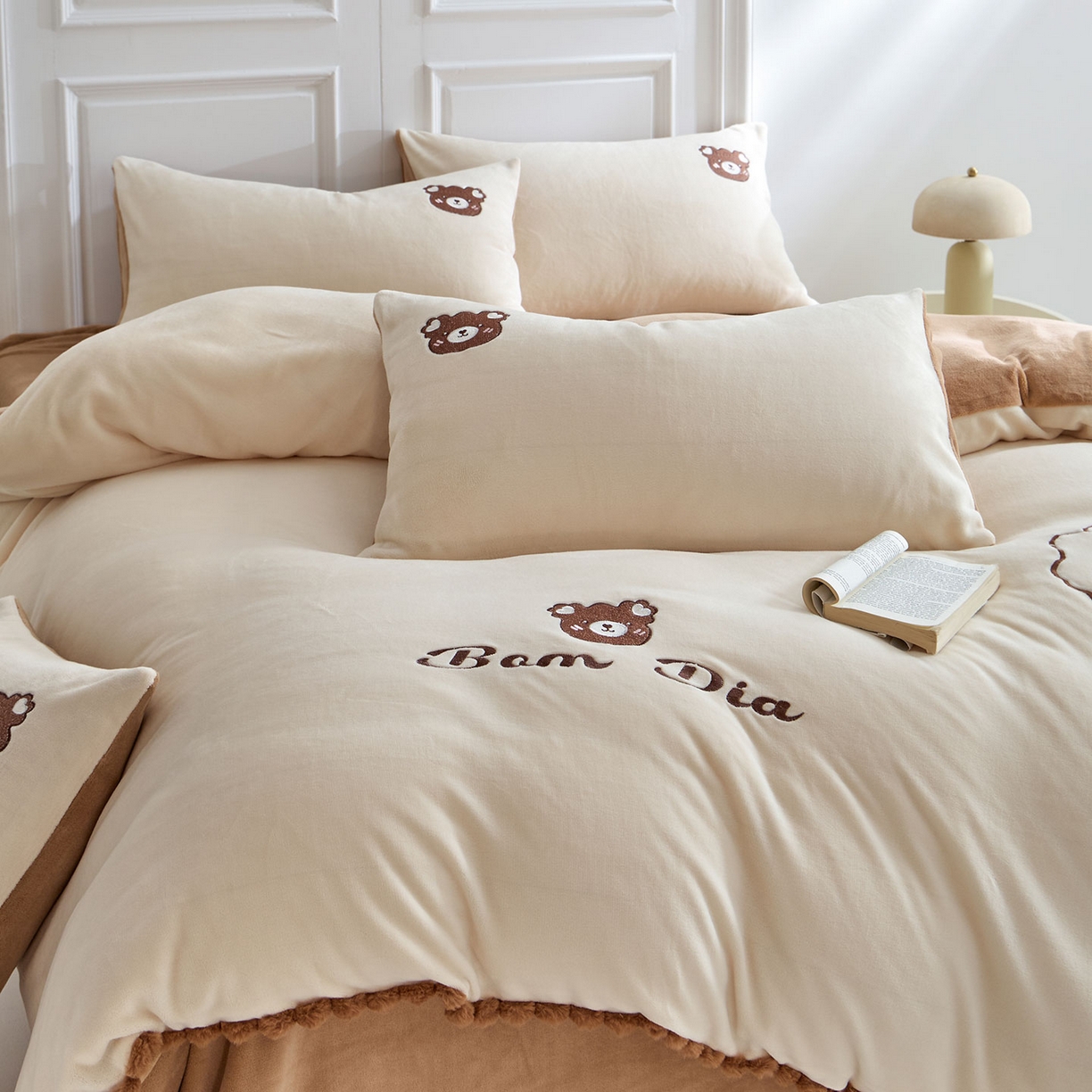 91家纺网 家纺一手货源 找家纺 蓝邻家纺 2025新款牛奶绒大版刺绣四件套-卡通系列 伴熊入梦