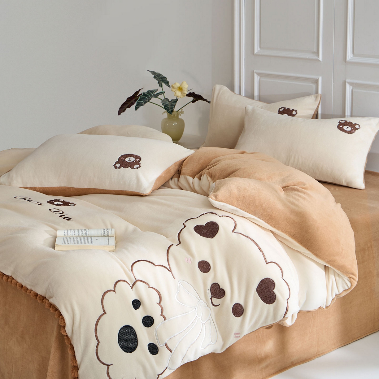 91家纺网 家纺一手货源 找家纺 蓝邻家纺 2025新款牛奶绒大版刺绣四件套-卡通系列 伴熊入梦