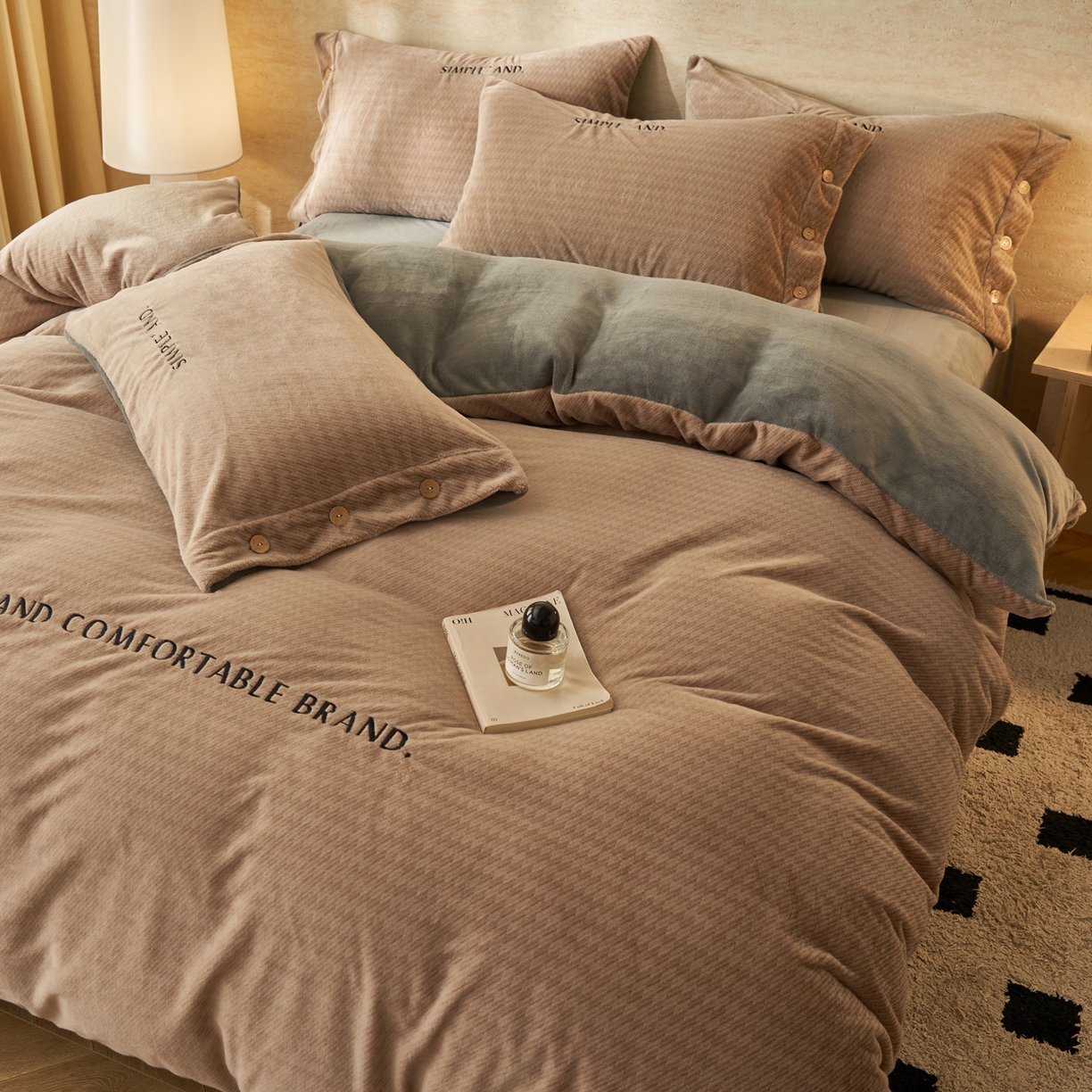 91家纺网 家纺一手货源 找家纺 寐绸家纺 2025秋冬新款230g雪貂绒阳离子提花牛奶绒四件套 雪貂绒-奶茶咖