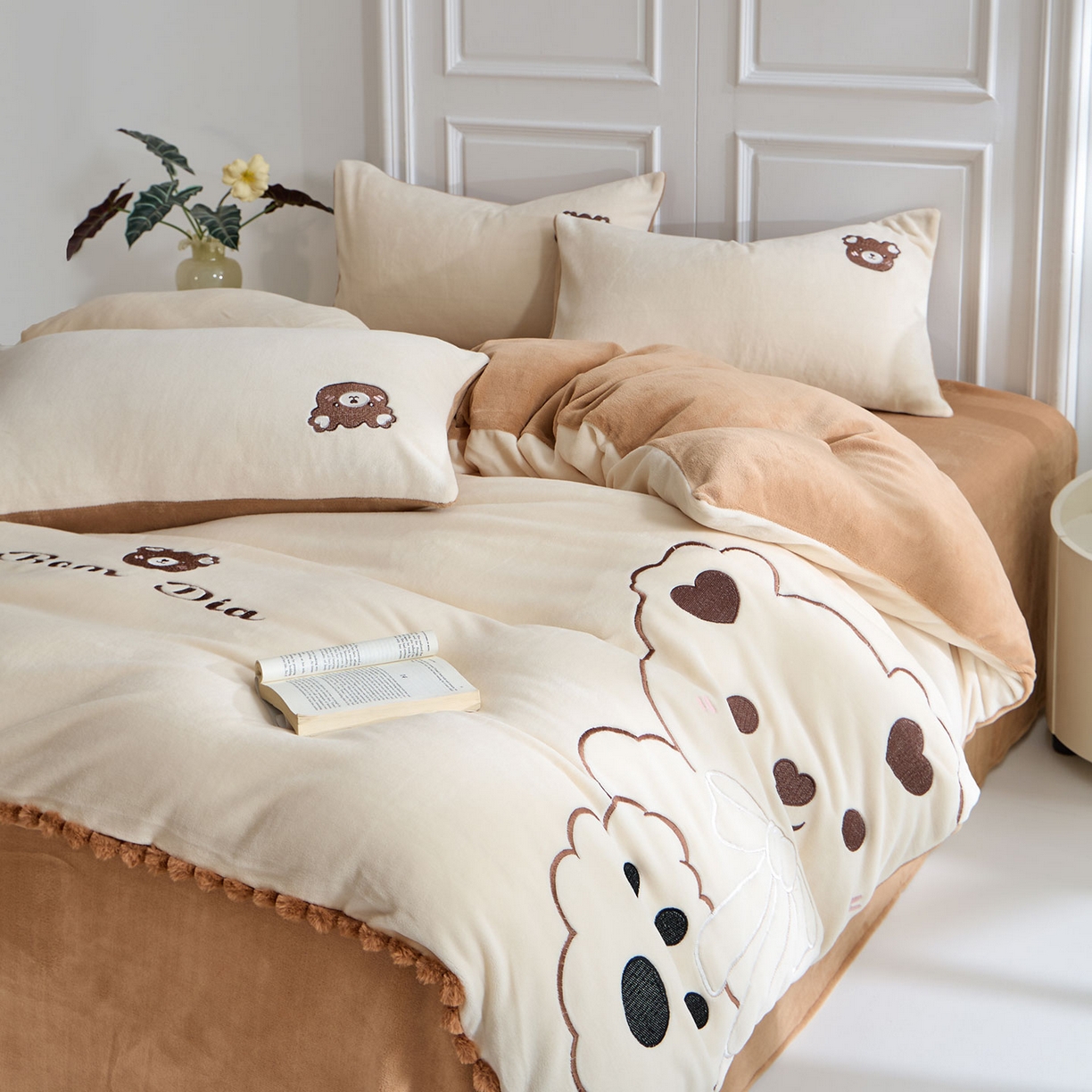 91家纺网 家纺一手货源 找家纺 蓝邻家纺 2025新款牛奶绒大版刺绣四件套-卡通系列 伴熊入梦