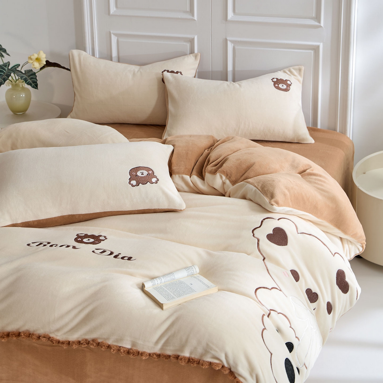 91家纺网 家纺一手货源 找家纺 蓝邻家纺 2025新款牛奶绒大版刺绣四件套-卡通系列 伴熊入梦