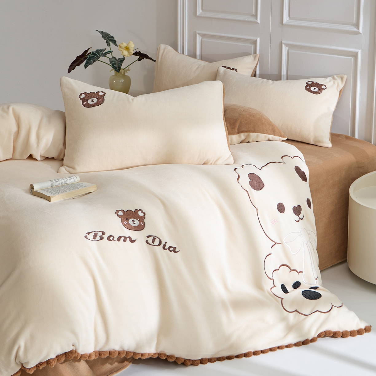 91家纺网 家纺一手货源 找家纺 蓝邻家纺 2025新款牛奶绒大版刺绣四件套-卡通系列 伴熊入梦