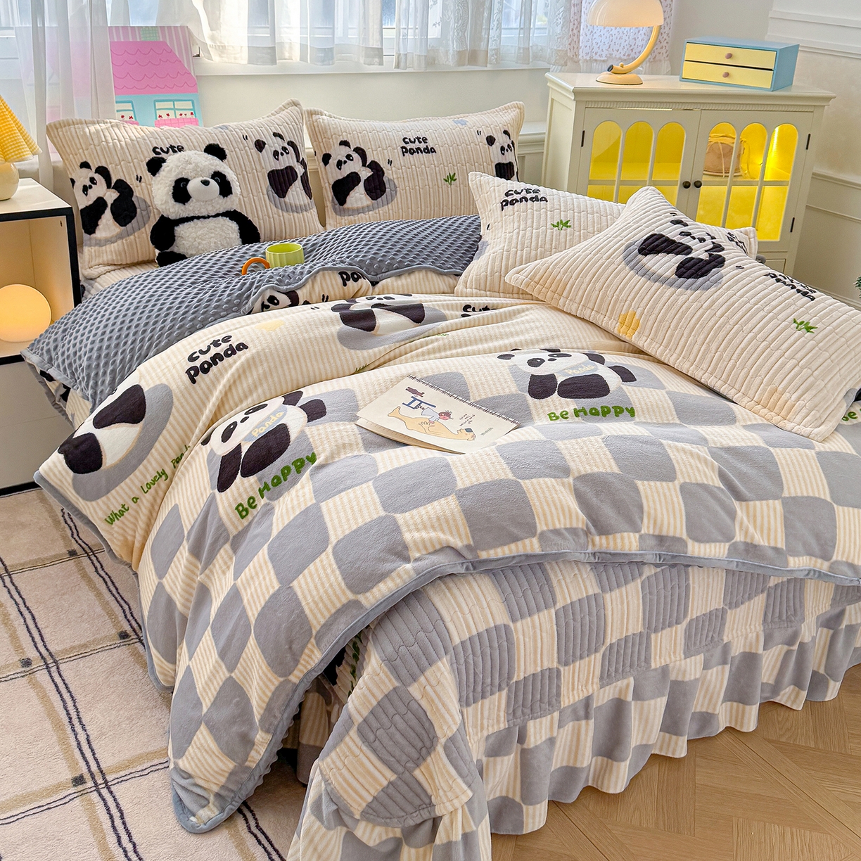 91家纺网 家纺一手货源 找家纺 豫见家纺 2025新款加厚高克重牛奶绒豆豆绒花边床盖四件套 熊猫