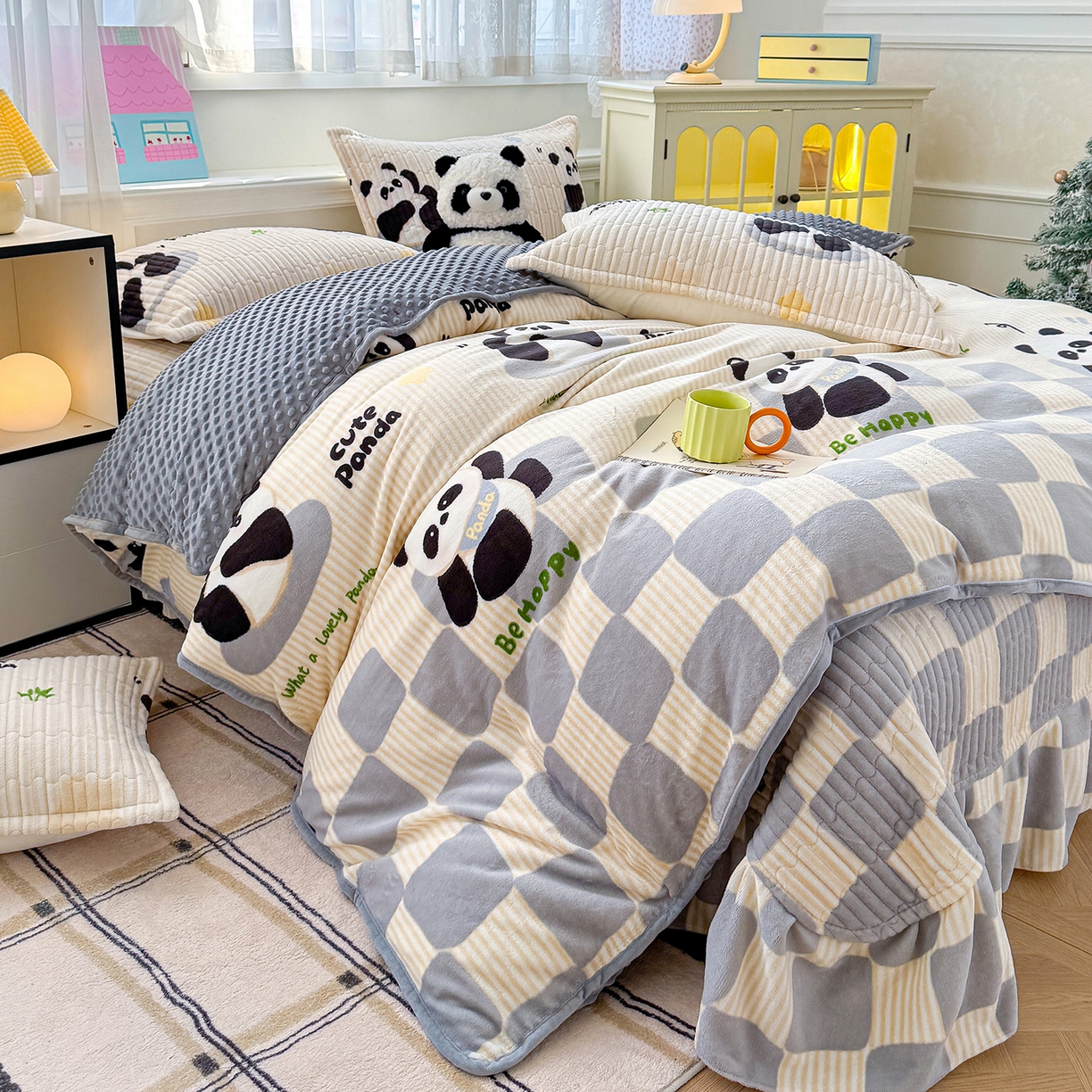 91家纺网 家纺一手货源 找家纺 豫见家纺 2025新款加厚高克重牛奶绒豆豆绒花边床盖四件套 熊猫