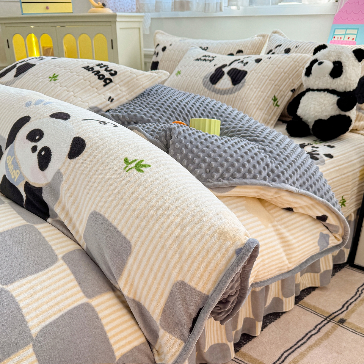 91家纺网 家纺一手货源 找家纺 豫见家纺 2025新款加厚高克重牛奶绒豆豆绒花边床盖四件套 熊猫