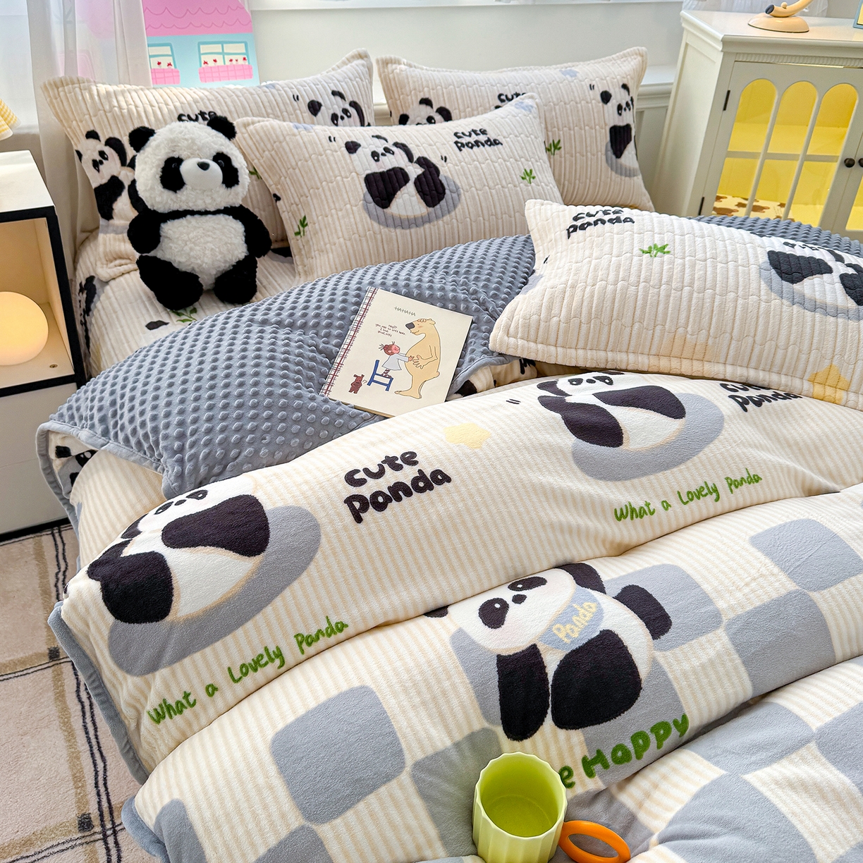 91家纺网 家纺一手货源 找家纺 豫见家纺 2025新款加厚高克重牛奶绒豆豆绒花边床盖四件套 熊猫