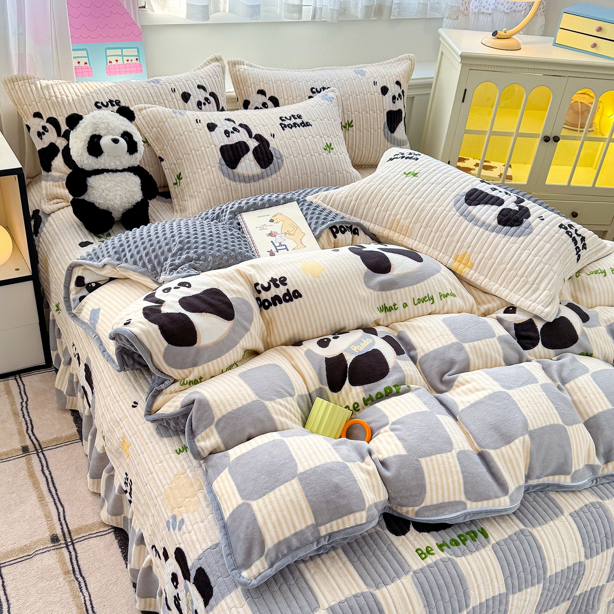 91家纺网 家纺一手货源 找家纺 豫见家纺 2025新款加厚高克重牛奶绒豆豆绒花边床盖四件套 熊猫