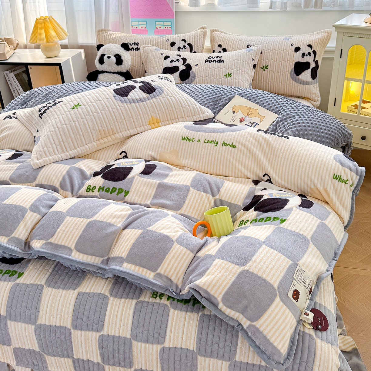 91家纺网 家纺一手货源 找家纺 豫见家纺 2025新款加厚高克重牛奶绒豆豆绒花边床盖四件套 熊猫