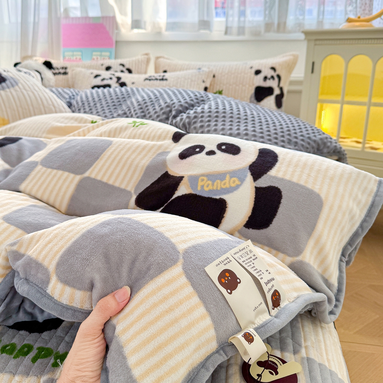 91家纺网 家纺一手货源 找家纺 豫见家纺 2025新款加厚高克重牛奶绒豆豆绒花边床盖四件套 熊猫