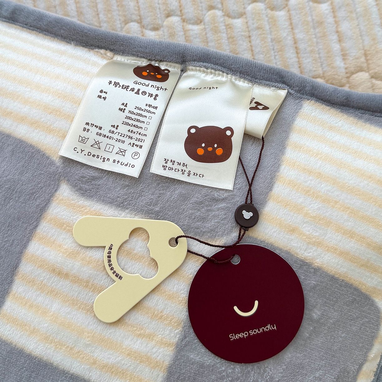 91家纺网 家纺一手货源 找家纺 豫见家纺 2025新款加厚高克重牛奶绒豆豆绒花边床盖四件套 熊猫