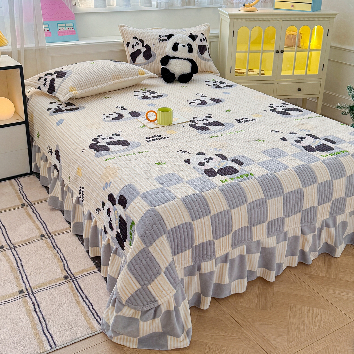 91家纺网 家纺一手货源 找家纺 豫见家纺 2025新款加厚高克重牛奶绒豆豆绒花边床盖四件套 熊猫