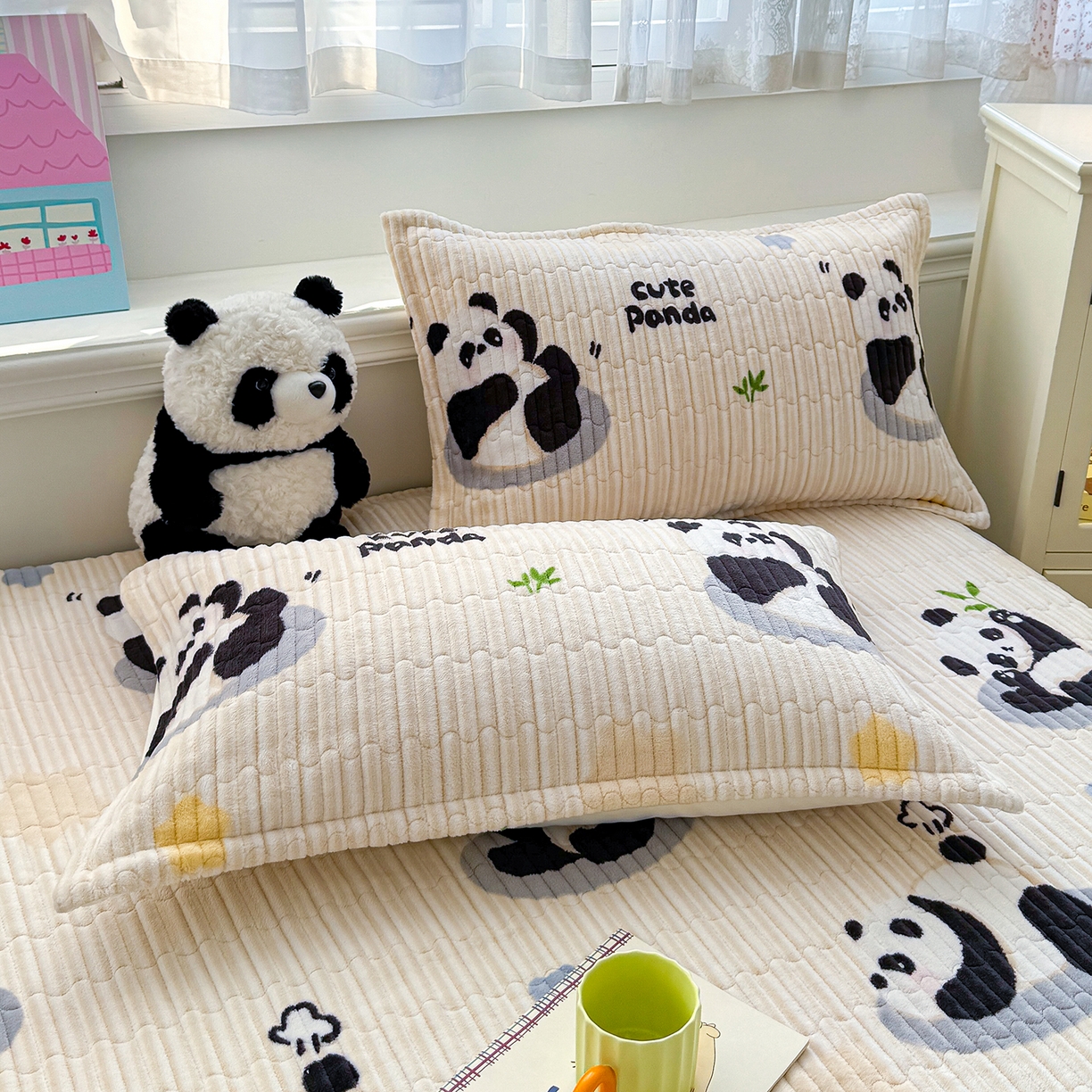 91家纺网 家纺一手货源 找家纺 豫见家纺 2025新款加厚高克重牛奶绒豆豆绒花边床盖四件套 熊猫