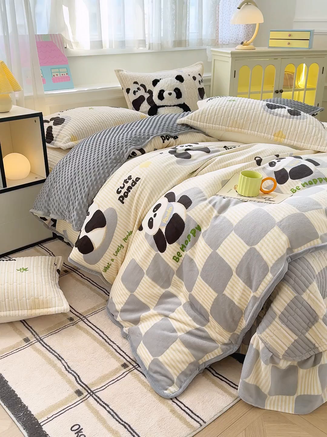 91家纺网 家纺一手货源 找家纺 豫见家纺 2025新款加厚高克重牛奶绒豆豆绒花边床盖四件套 熊猫