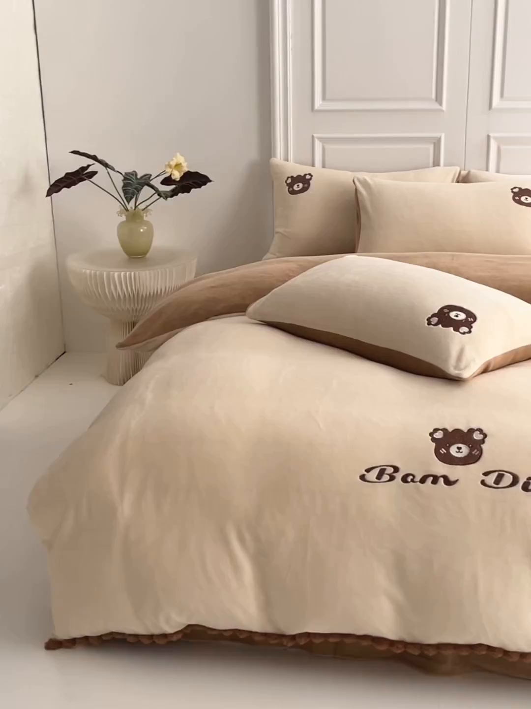 91家纺网 家纺一手货源 找家纺 蓝邻家纺 2025新款牛奶绒大版刺绣四件套-卡通系列 伴熊入梦