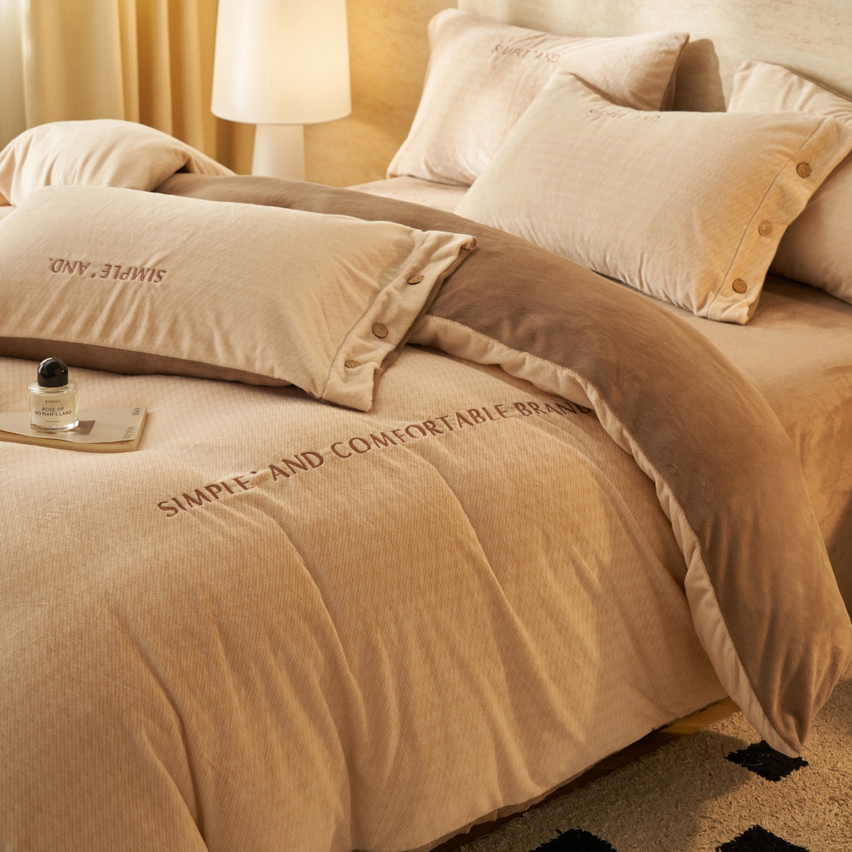 91家纺网 家纺一手货源 找家纺 寐绸家纺 2025秋冬新款230g雪貂绒阳离子提花牛奶绒四件套 雪貂绒-驼色