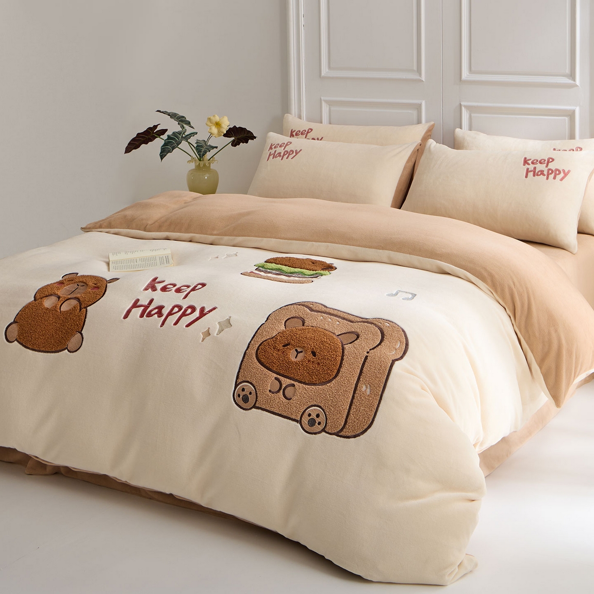 91家纺网 家纺一手货源 找家纺 蓝邻家纺 2025新款牛奶绒大版刺绣四件套-卡通系列 快乐萌熊