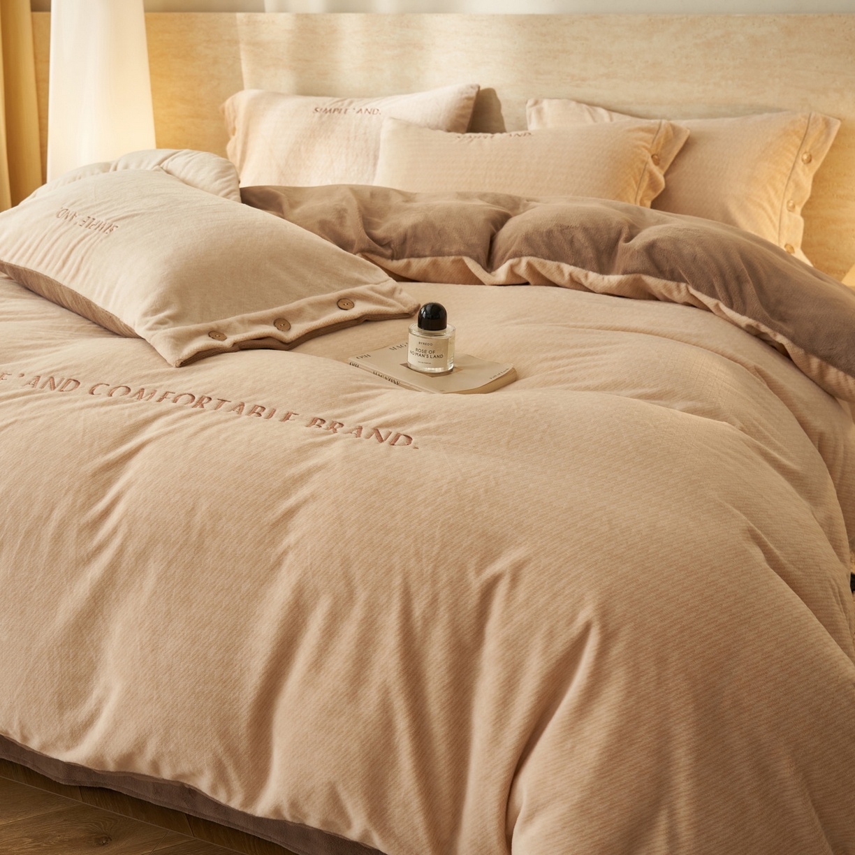 91家纺网 家纺一手货源 找家纺 寐绸家纺 2025秋冬新款230g雪貂绒阳离子提花牛奶绒四件套 雪貂绒-驼色