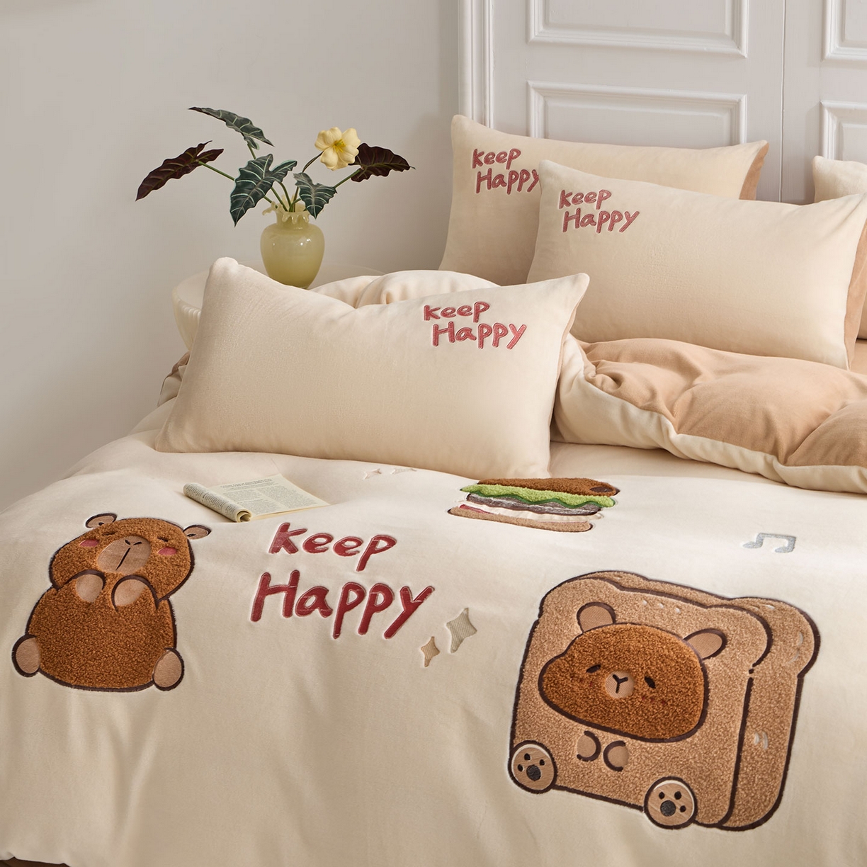 91家纺网 家纺一手货源 找家纺 蓝邻家纺 2025新款牛奶绒大版刺绣四件套-卡通系列 快乐萌熊