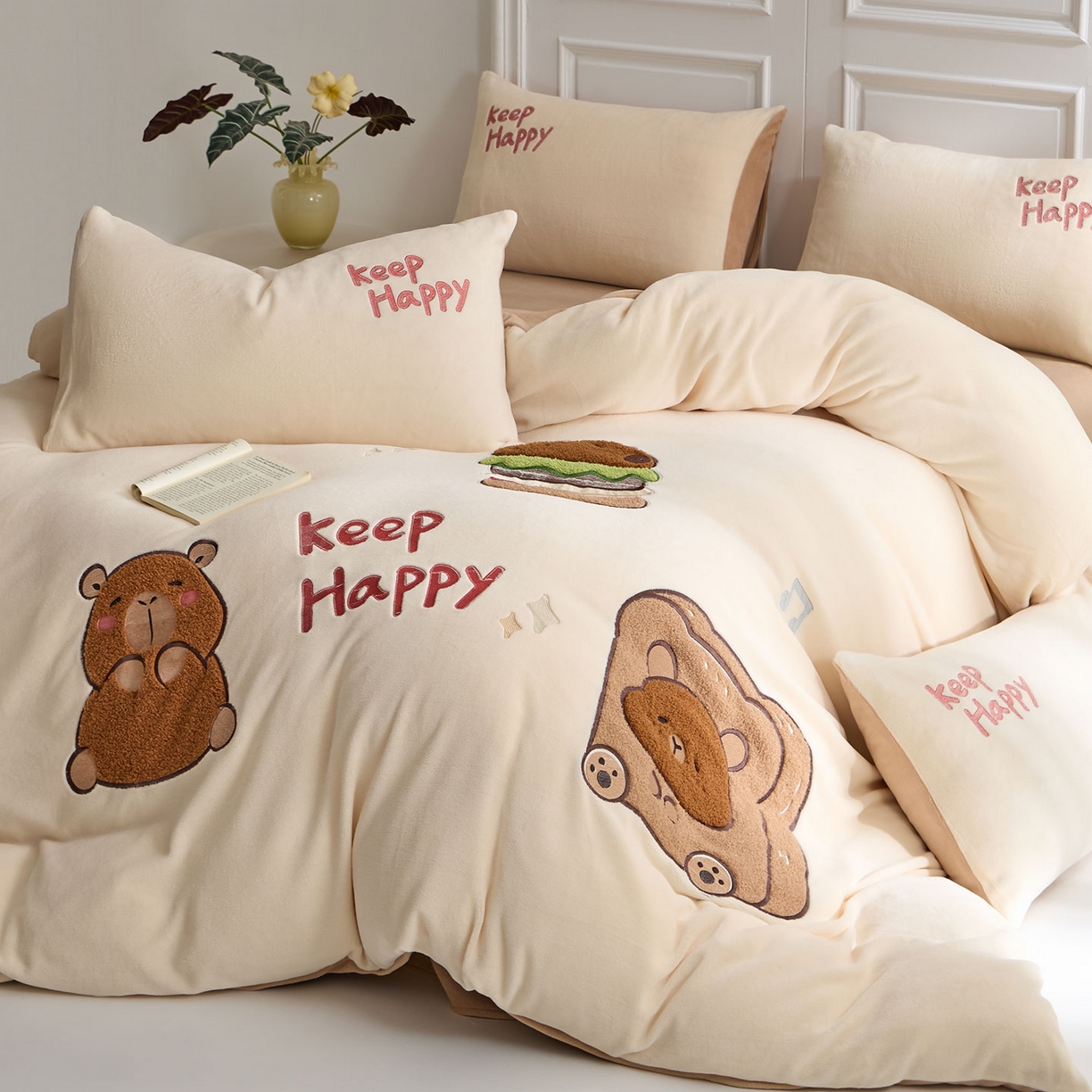 91家纺网 家纺一手货源 找家纺 蓝邻家纺 2025新款牛奶绒大版刺绣四件套-卡通系列 快乐萌熊