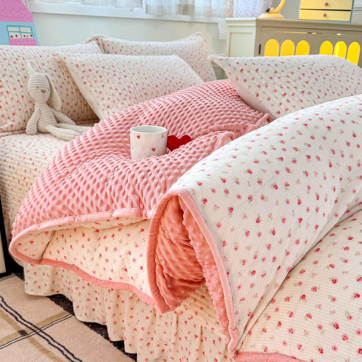 91家纺网 家纺一手货源 找家纺 豫见家纺 2025新款加厚高克重牛奶绒豆豆绒花边床盖四件套 梨涡