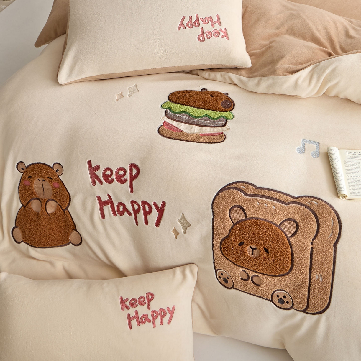 91家纺网 家纺一手货源 找家纺 蓝邻家纺 2025新款牛奶绒大版刺绣四件套-卡通系列 快乐萌熊