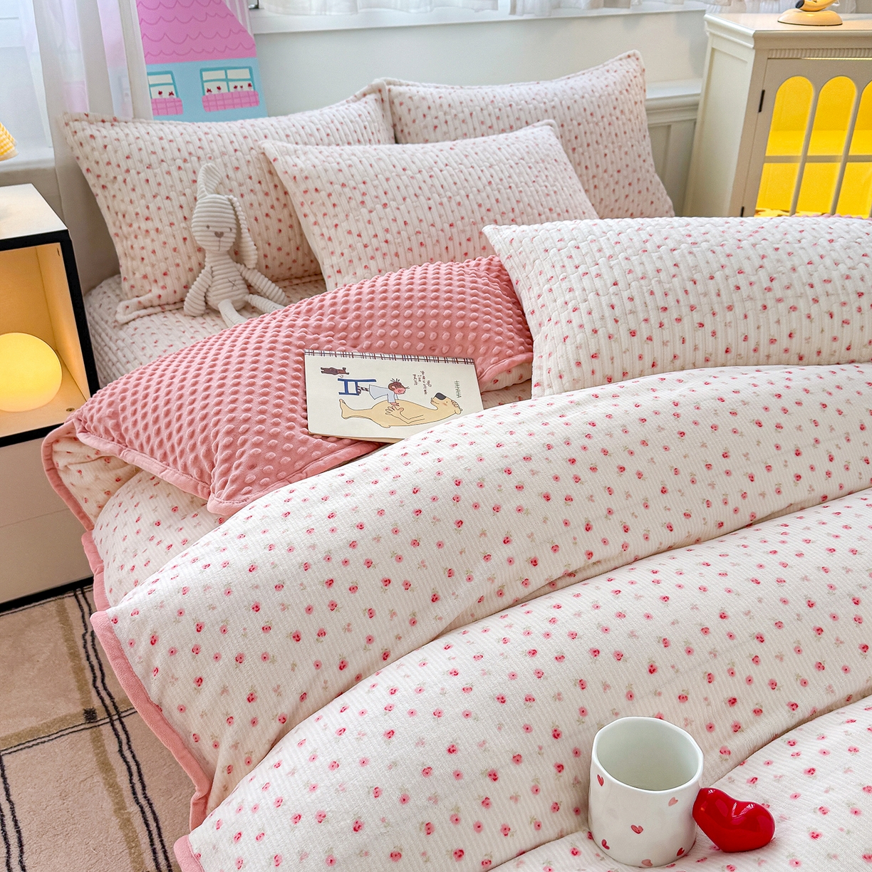 91家纺网 家纺一手货源 找家纺 豫见家纺 2025新款加厚高克重牛奶绒豆豆绒花边床盖四件套 梨涡