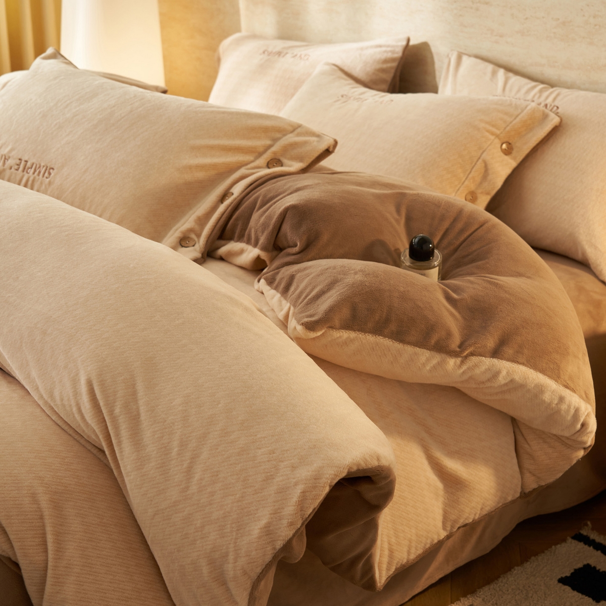 91家纺网 家纺一手货源 找家纺 寐绸家纺 2025秋冬新款230g雪貂绒阳离子提花牛奶绒四件套 雪貂绒-驼色