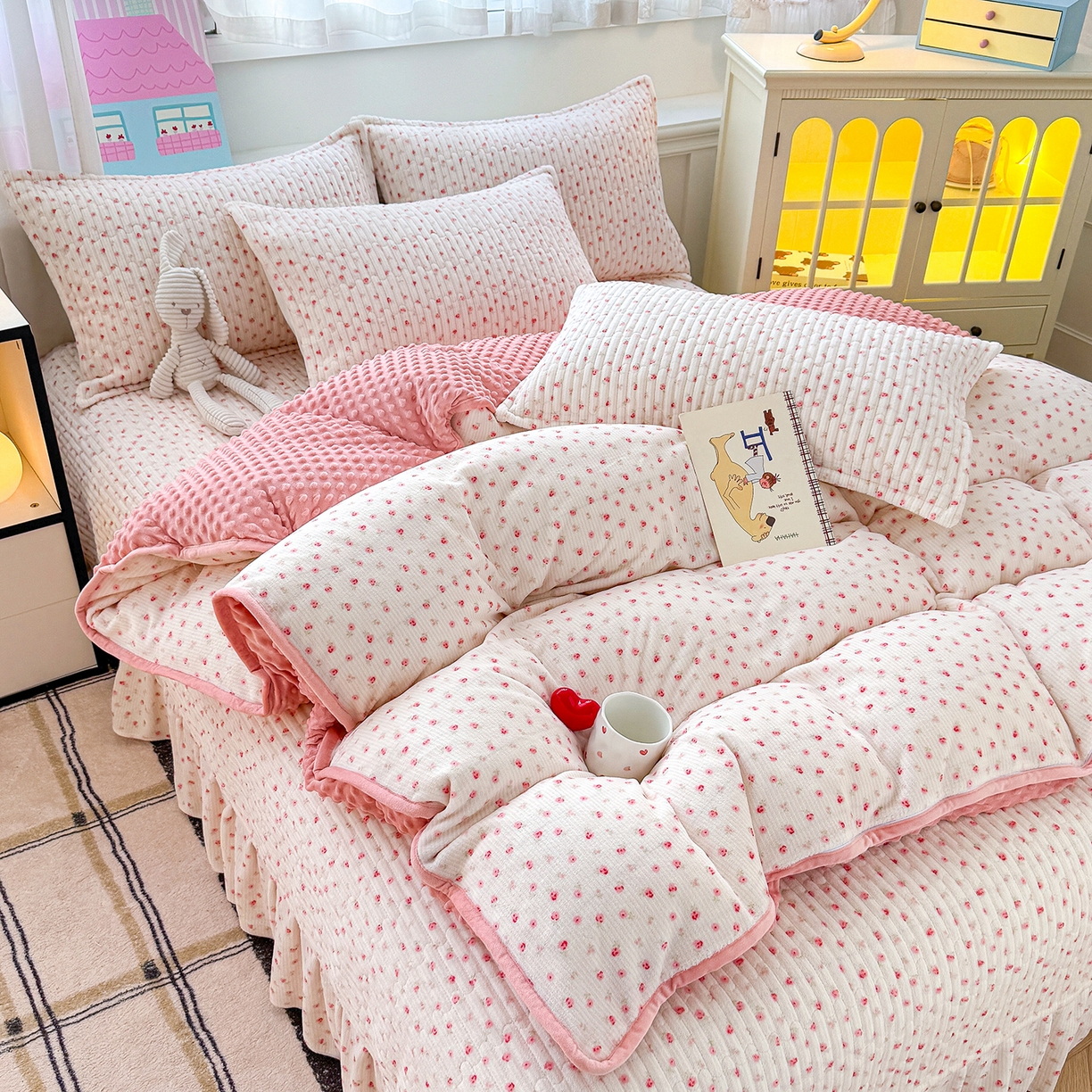 91家纺网 家纺一手货源 找家纺 豫见家纺 2025新款加厚高克重牛奶绒豆豆绒花边床盖四件套 梨涡