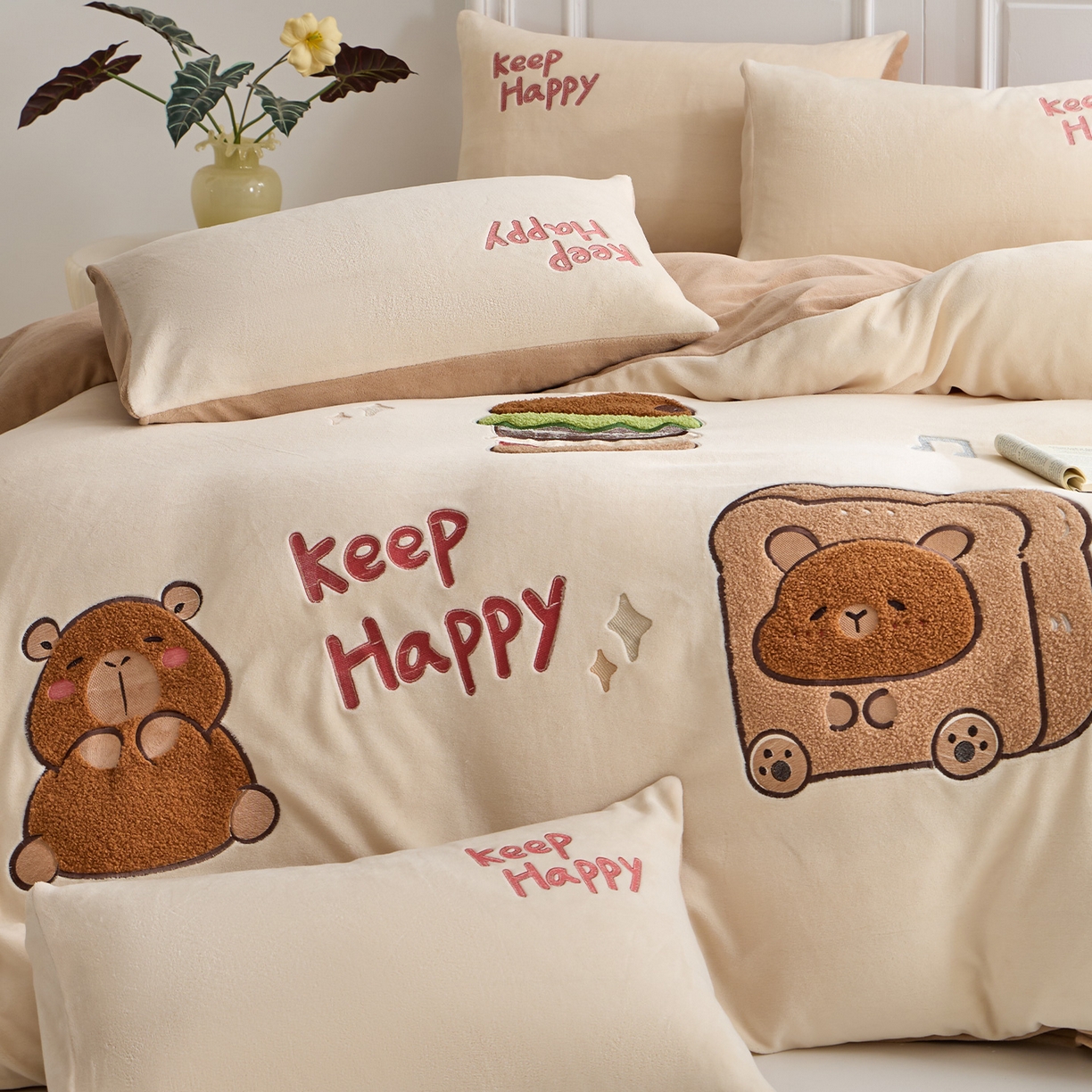 91家纺网 家纺一手货源 找家纺 蓝邻家纺 2025新款牛奶绒大版刺绣四件套-卡通系列 快乐萌熊