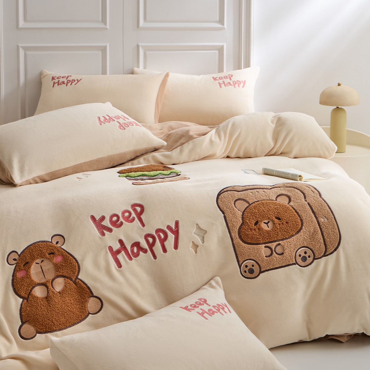 91家纺网 家纺一手货源 找家纺 蓝邻家纺 2025新款牛奶绒大版刺绣四件套-卡通系列 快乐萌熊