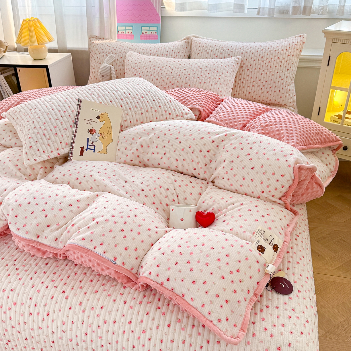 91家纺网 家纺一手货源 找家纺 豫见家纺 2025新款加厚高克重牛奶绒豆豆绒花边床盖四件套 梨涡