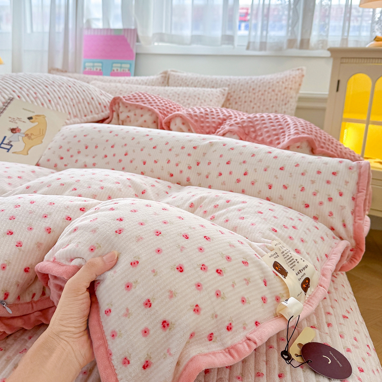 91家纺网 家纺一手货源 找家纺 豫见家纺 2025新款加厚高克重牛奶绒豆豆绒花边床盖四件套 梨涡