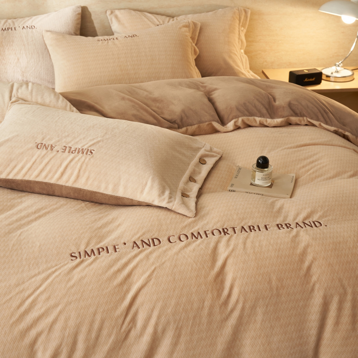 91家纺网 家纺一手货源 找家纺 寐绸家纺 2025秋冬新款230g雪貂绒阳离子提花牛奶绒四件套 雪貂绒-驼色