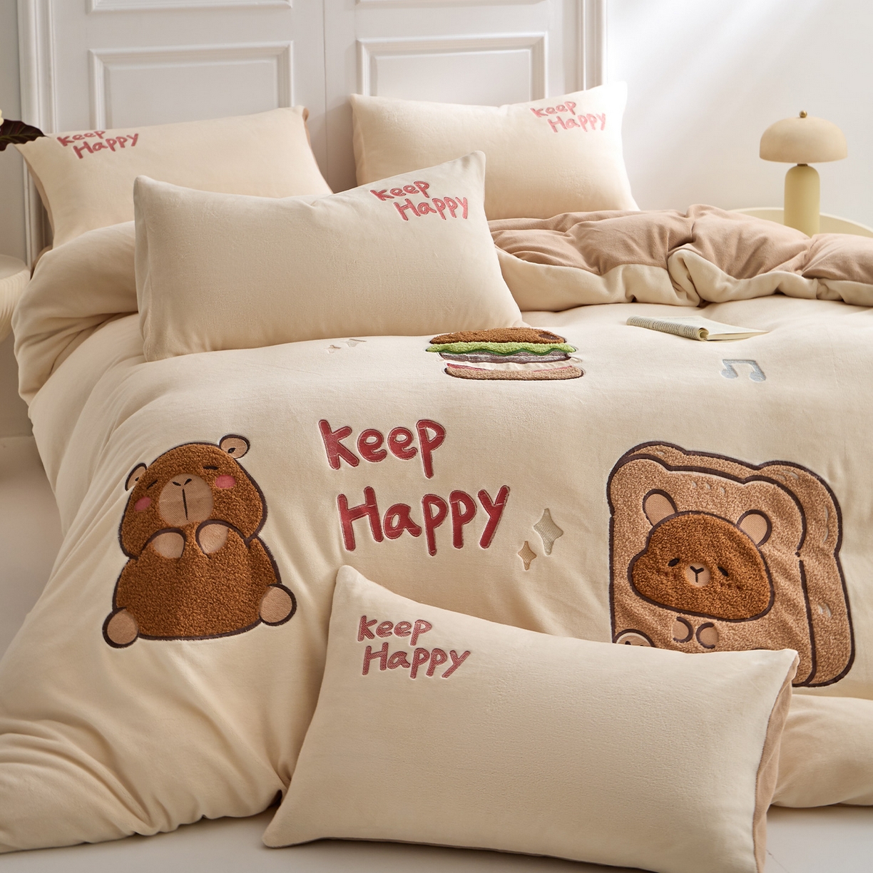 91家纺网 家纺一手货源 找家纺 蓝邻家纺 2025新款牛奶绒大版刺绣四件套-卡通系列 快乐萌熊