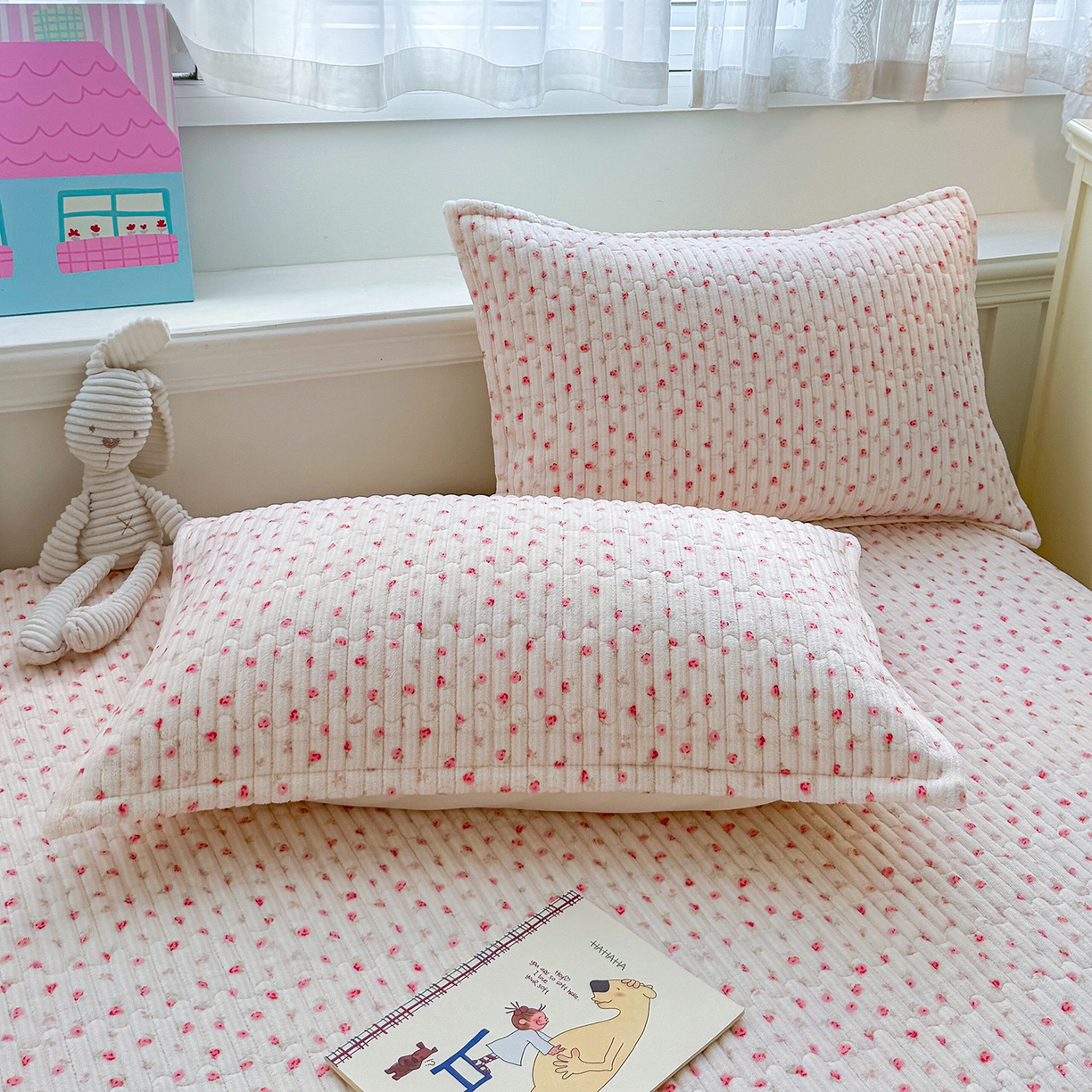 91家纺网 家纺一手货源 找家纺 豫见家纺 2025新款加厚高克重牛奶绒豆豆绒花边床盖四件套 梨涡