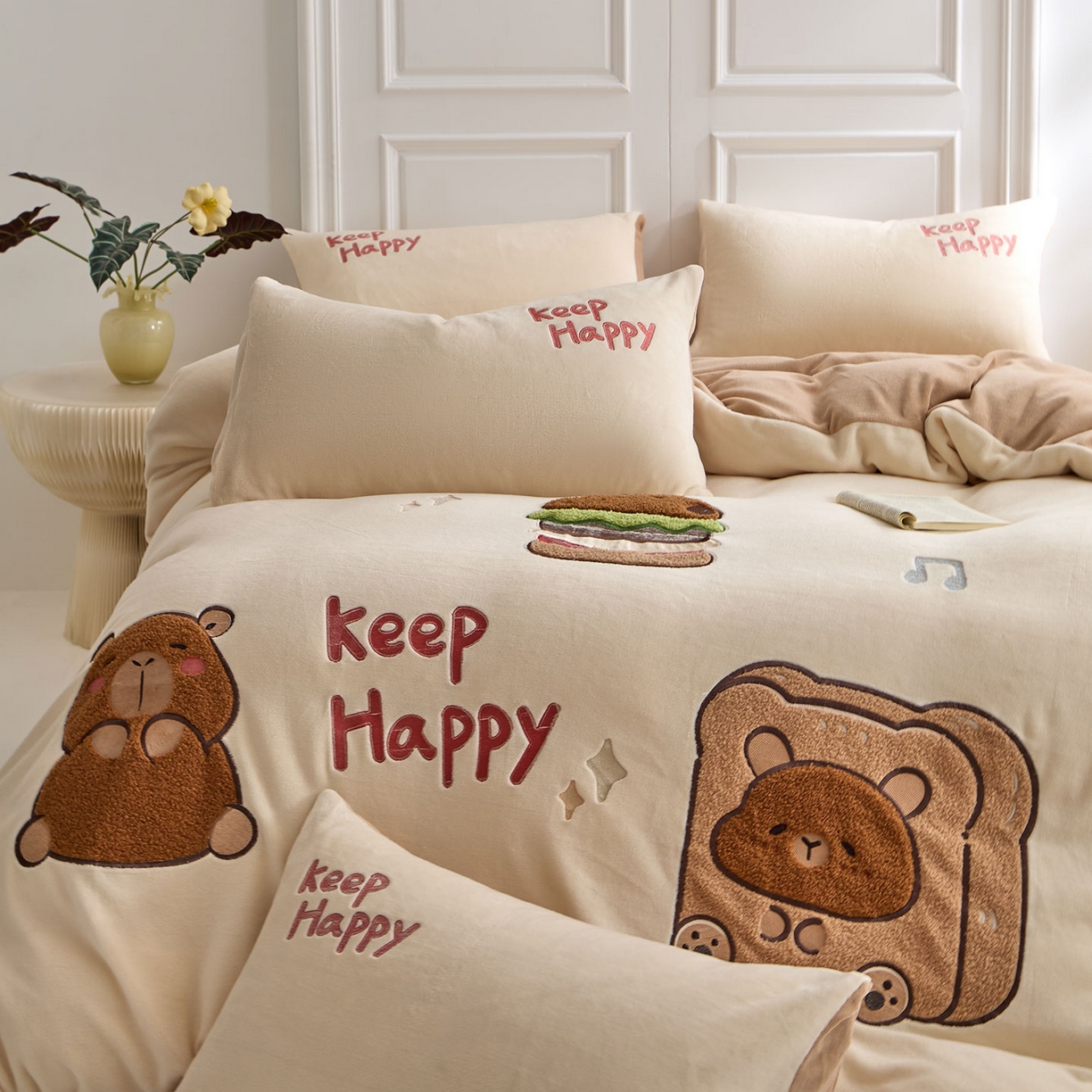 91家纺网 家纺一手货源 找家纺 蓝邻家纺 2025新款牛奶绒大版刺绣四件套-卡通系列 快乐萌熊