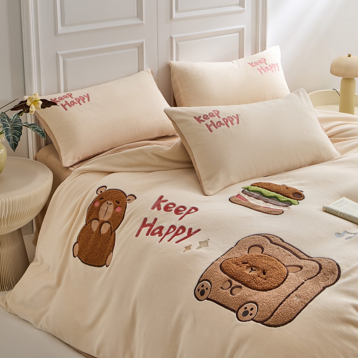 91家纺网 家纺一手货源 找家纺 蓝邻家纺 2025新款牛奶绒大版刺绣四件套-卡通系列 快乐萌熊