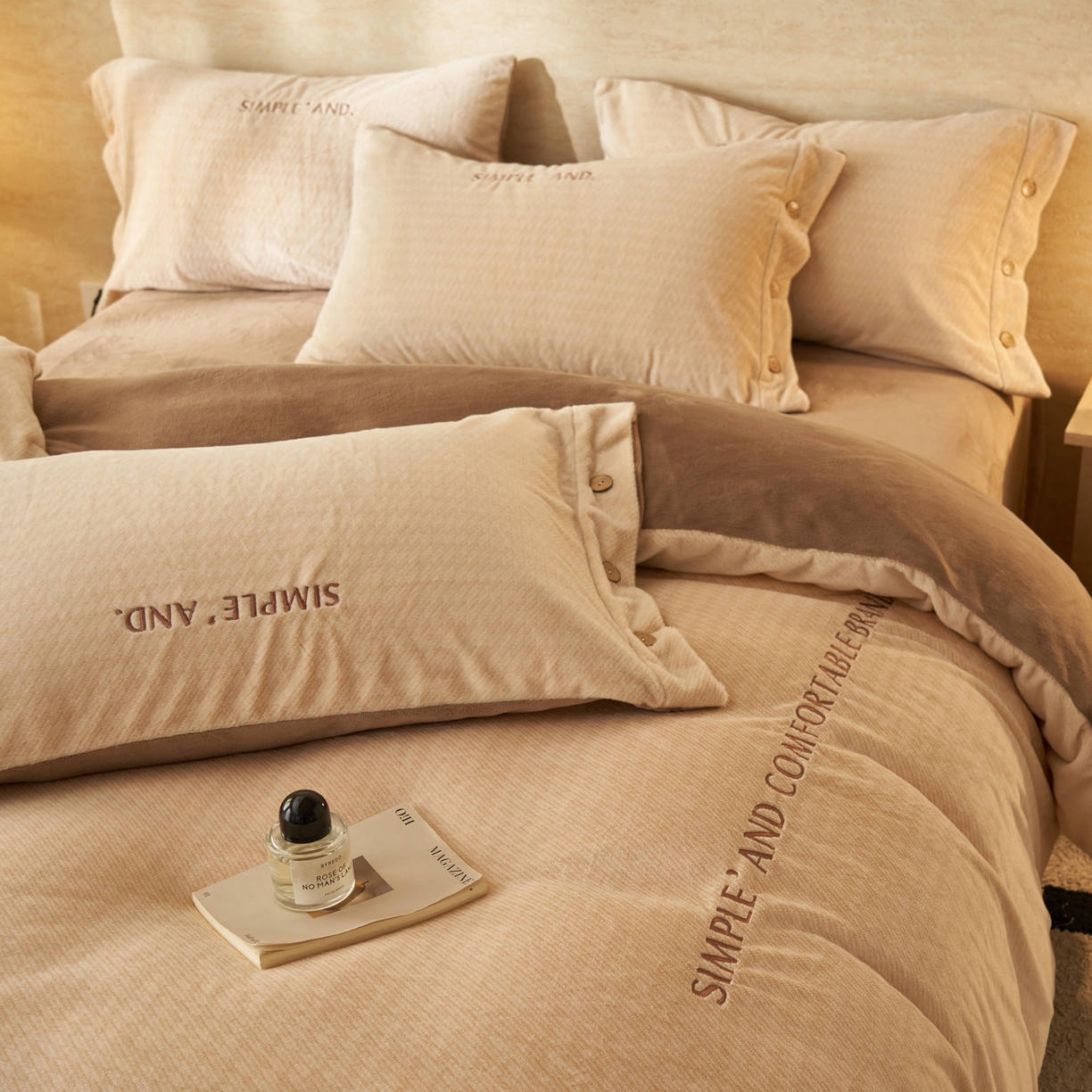 91家纺网 家纺一手货源 找家纺 寐绸家纺 2025秋冬新款230g雪貂绒阳离子提花牛奶绒四件套 雪貂绒-驼色