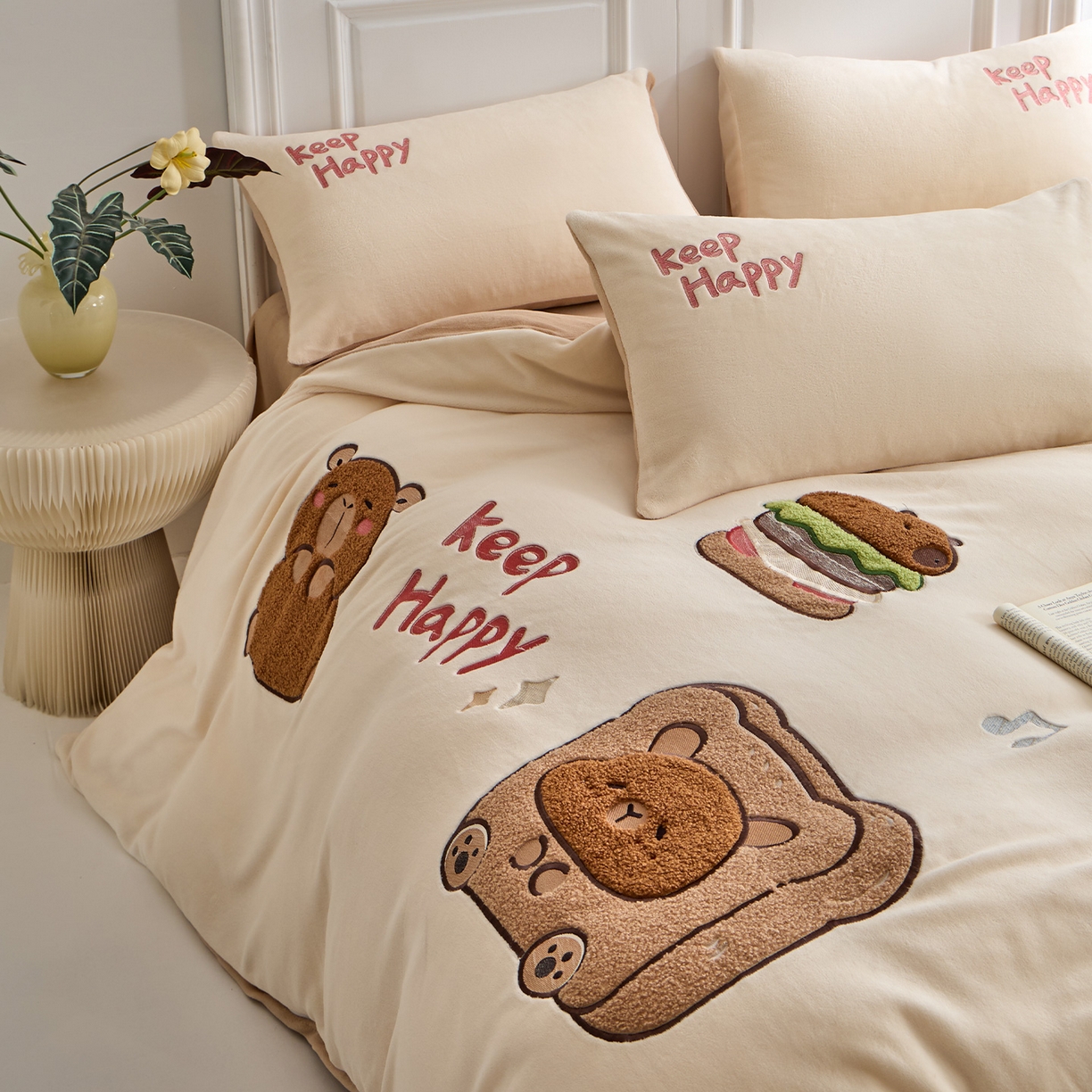 91家纺网 家纺一手货源 找家纺 蓝邻家纺 2025新款牛奶绒大版刺绣四件套-卡通系列 快乐萌熊