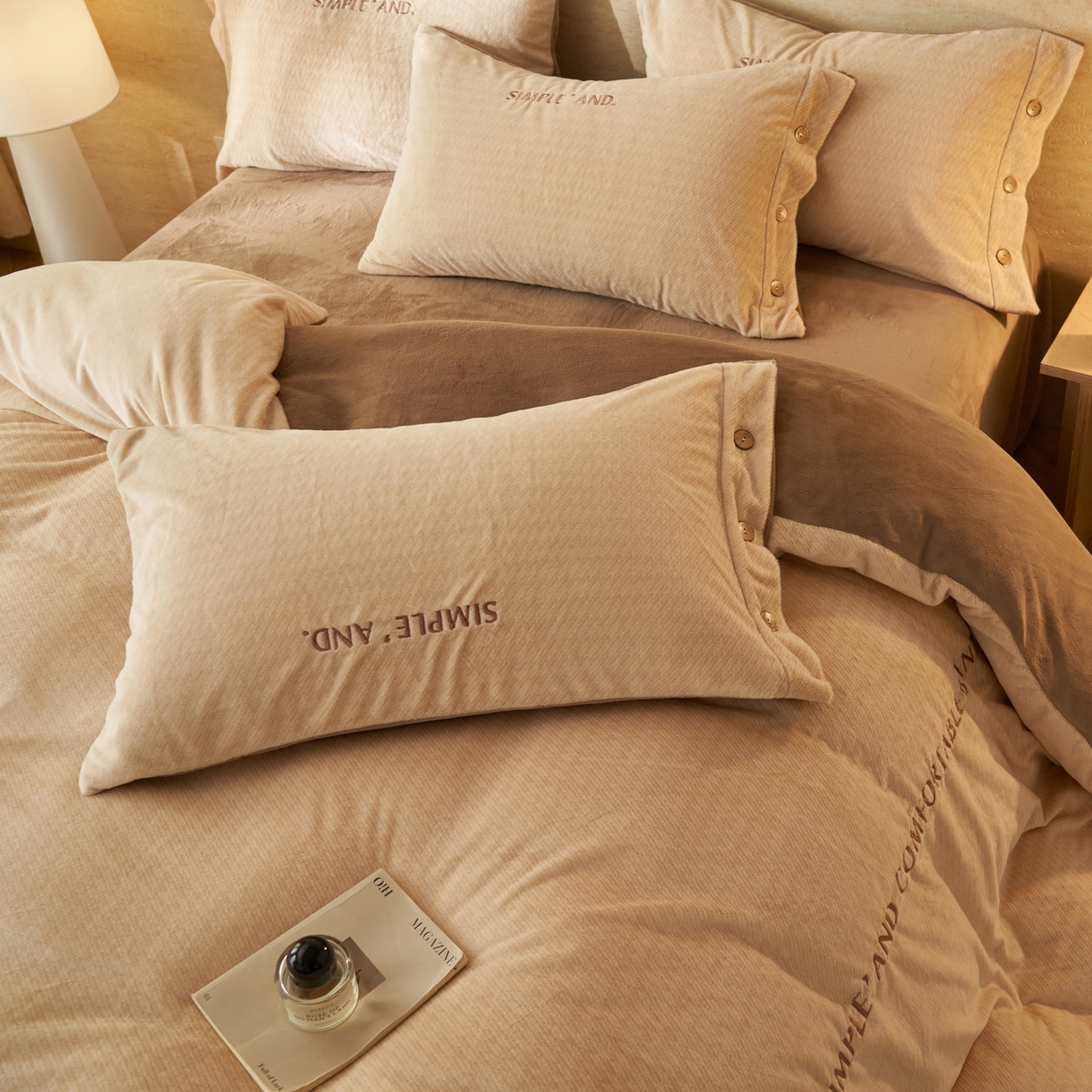 91家纺网 家纺一手货源 找家纺 寐绸家纺 2025秋冬新款230g雪貂绒阳离子提花牛奶绒四件套 雪貂绒-驼色