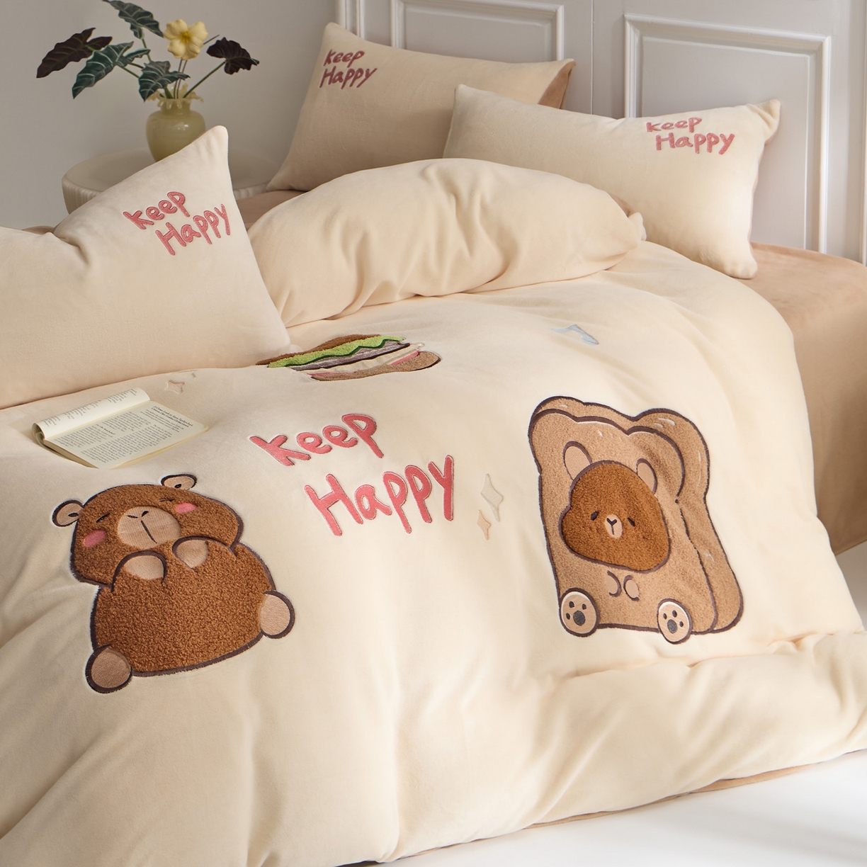 91家纺网 家纺一手货源 找家纺 蓝邻家纺 2025新款牛奶绒大版刺绣四件套-卡通系列 快乐萌熊