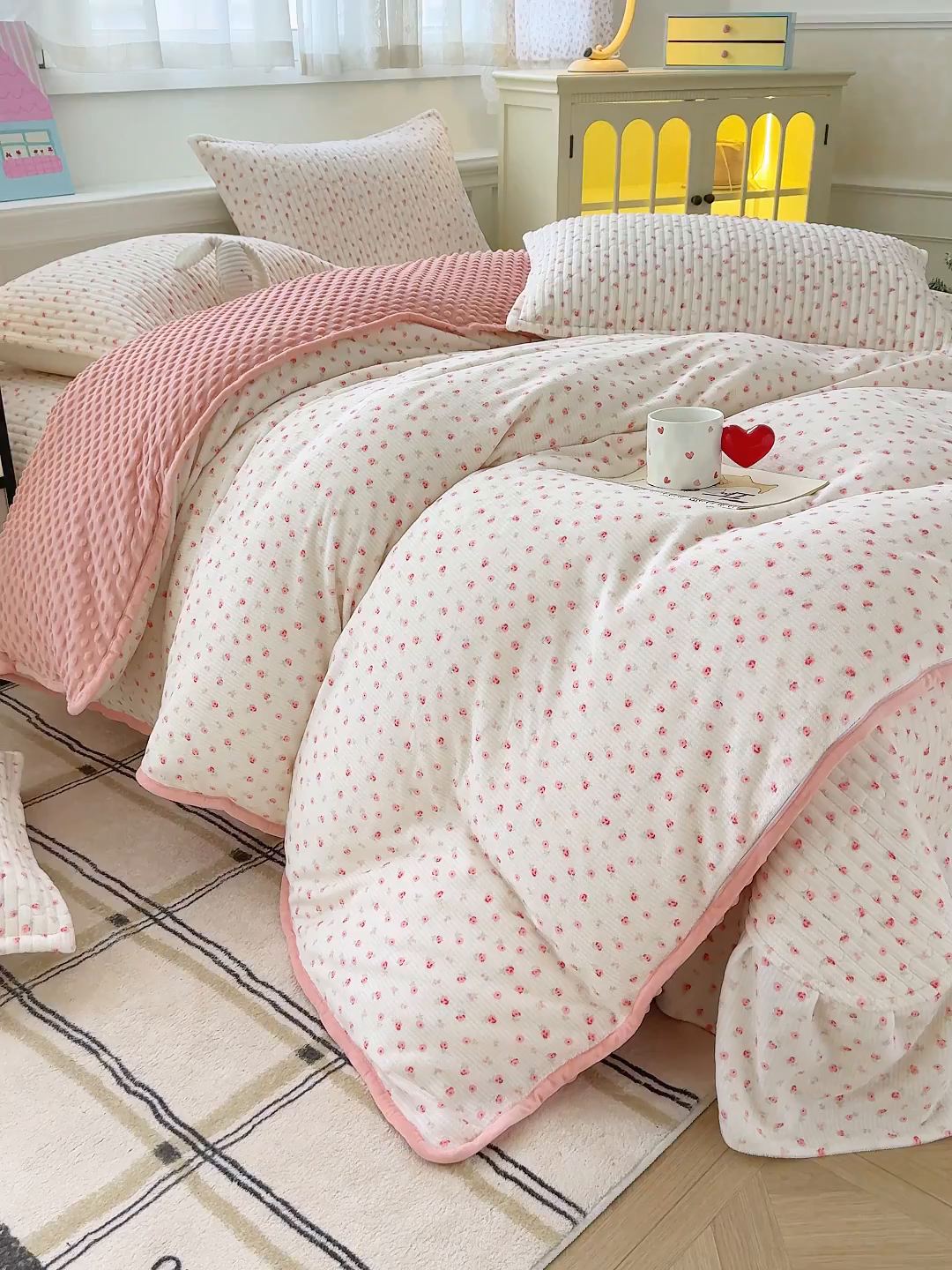 91家纺网 家纺一手货源 找家纺 豫见家纺 2025新款加厚高克重牛奶绒豆豆绒花边床盖四件套 梨涡