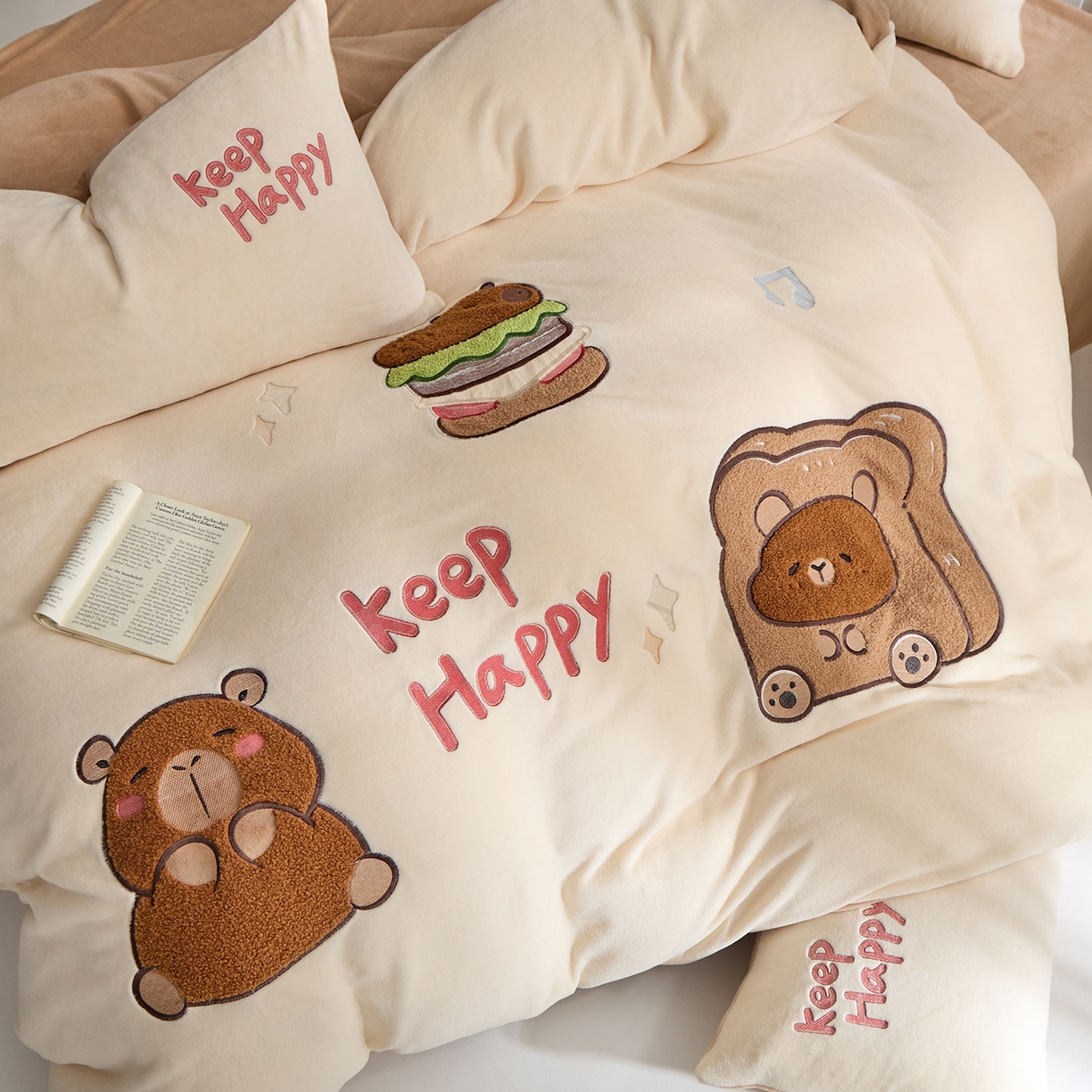 91家纺网 家纺一手货源 找家纺 蓝邻家纺 2025新款牛奶绒大版刺绣四件套-卡通系列 快乐萌熊